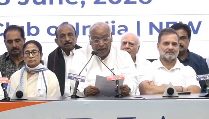 INDIA ब्लॉक के 25 दलों की मांग- शिक्षा मंत्री इस्तीफा दें, SIR पर CJI को लिखेंगे पत्र