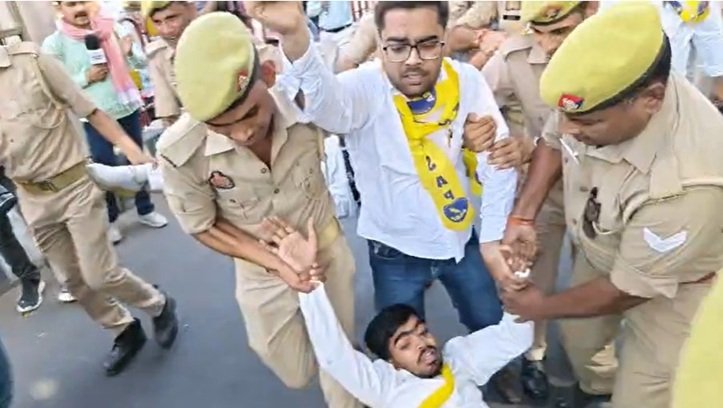 शिक्षा मंत्री धर्मेंद्र प्रधान के इस्तीफे की मांग को लेकर AAP की छात्रविंग का प्रदर्शन