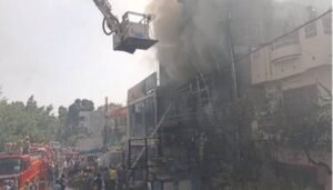 Lucknow: कोचिंग सेंटर में आग, बिल्डिंग से कूदे कई बच्चे हुए घायल