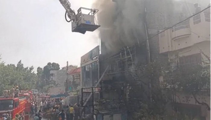 Lucknow: कोचिंग सेंटर में आग, बिल्डिंग से कूदे कई बच्चे हुए घायल