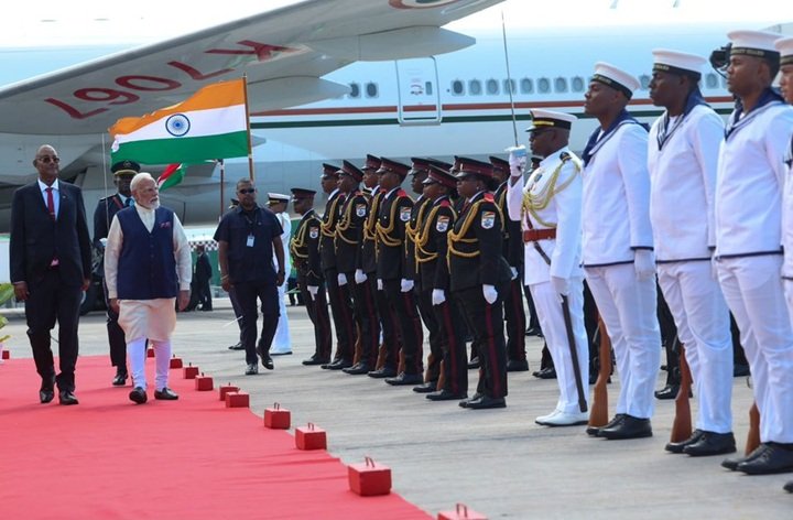 तीन दिवसीय दौरे पर सेशेल्स पहुंचे PM Modi, हुआ भव्य स्वागत