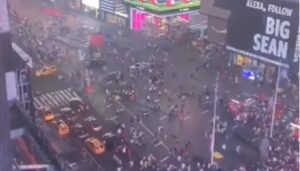 अमेरिका में Times Square पर ताबड़तोड़ फायरिंग, वीडियो आया सामने