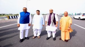 लखनऊ में नितिन गडकरी बोले- मेरी जेब में 15 लाख करोड़, खर्च नहीं कर पा रहा