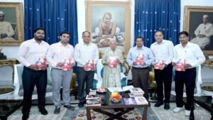 राज्यपाल आनंदीबेन पटेल ने किया "साथी हाथ बढ़ाना" पुस्तक का विमोचन