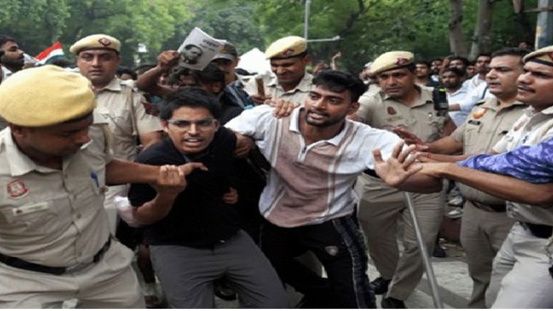 दिल्‍ली के जंतर-मंतर पर भीड़ बेकाबू, बैरिकेडिंग तोड़ी; पुलिस ने किया लाठीचार्ज; वांगचुक ने रखीं तीन शर्तें