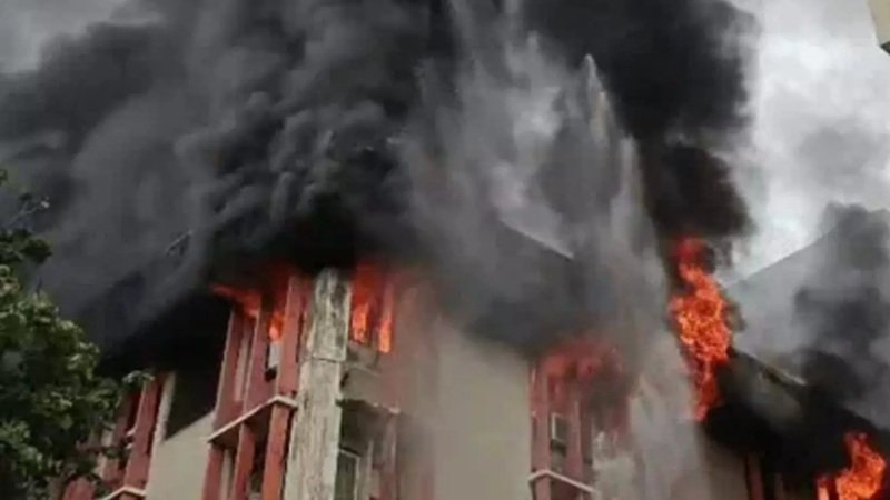 लखनऊ में चार मंजिला सरकारी बिल्डिंग में लगी भीषण आग, डिप्टी सीएम मौके पर पहुंचे