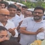 लखनऊ में कांग्रेस ने निकाला कैंडल मार्च, अजय राय की पुलिस से हुई बहस