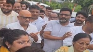 लखनऊ में कांग्रेस ने निकाला कैंडल मार्च, अजय राय की पुलिस से हुई बहस