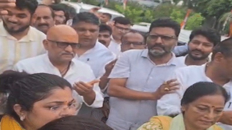 लखनऊ में कांग्रेस ने निकाला कैंडल मार्च, अजय राय की पुलिस से हुई बहस
