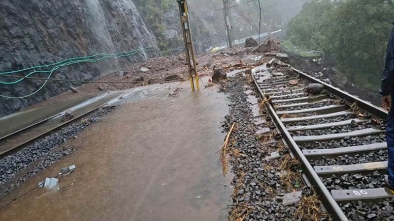 मुंबई में रेल की पटरी पर लैंडस्लाइड, 20 ट्रेन कैंसिल; छत्तीसगढ़ में दो बच्चे डूबे