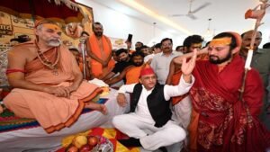 शंकराचार्य से मिले अखिलेश यादव, कहा- चढ़ावा चोरी महापाप, SIT सिर्फ लीपापोती कर रही