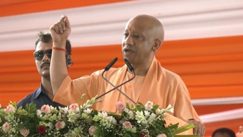 हनुमानगढ़ी की सीढ़ियों पर नमाज पढ़वाने का पाप करने वाले क्या जामा मस्जिद में हनुमान चालीसा करा पाएंगे: सीएम योगी