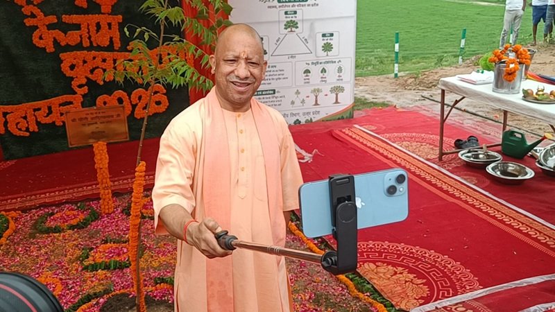 सीएम योगी ने गोरखपुर से की पौधरोपण अभियान की शुरुआत, पेड़ के साथ ली सेल्फी