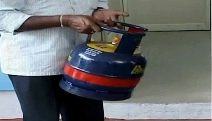 LPG Price Cut: 'छोटू' सिलेंडर हुआ सस्ता, आज से घटे दाम