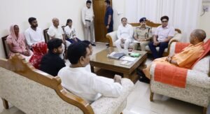 UP News: ललिता गौतम के परिजनों से मिले सीएम, कहा- एक भी दोषी बचेगा नहीं