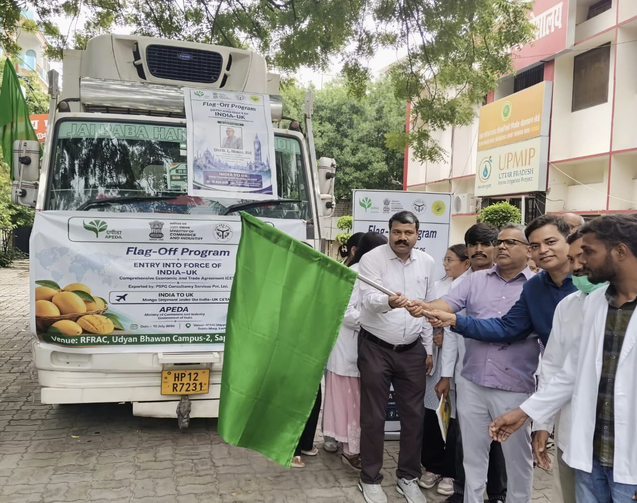 UP के आम्रपाली आम को मिली वैश्विक पहचान, 1200 किलोग्राम की खेप लंदन रवाना
