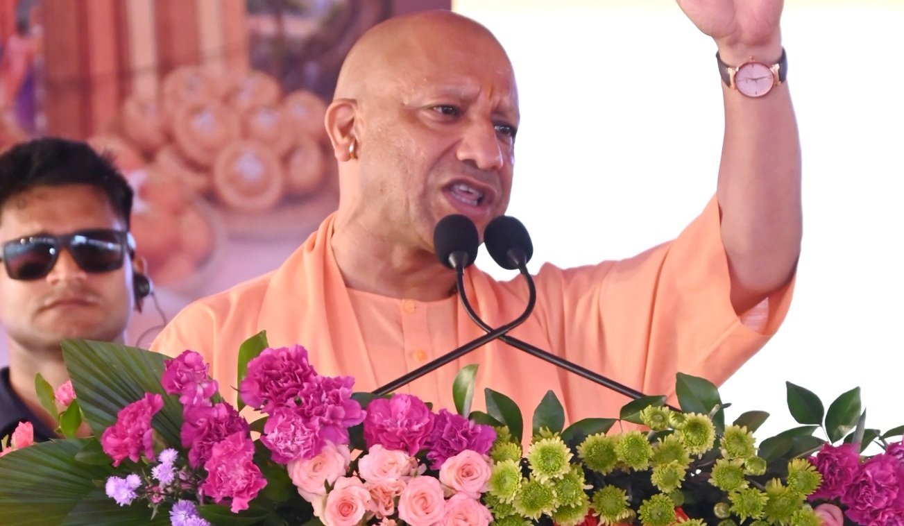 CM Yogi का बड़ा बयान, कहा- सपा-कांग्रेस से सावधान और सतर्क रहेंगे तो सुरक्षित रहेंगे