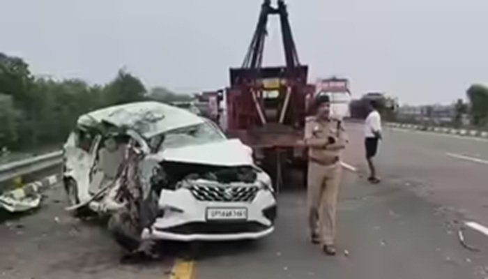 UP Road Accident: आगरा-लखनऊ एक्सप्रेसवे पर भीषण सड़क हादसा, पांच की मौत