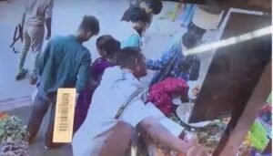 Varanasi: काशी विश्वनाथ मंदिर परिसर में चली गोली, तीन घायल!