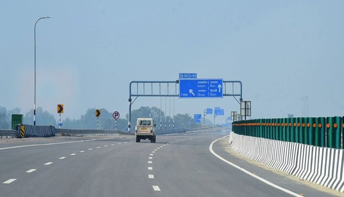 Lucknow: तैयारियां पूरीं, लखनऊ-कानपुर एक्सप्रेसवे पर सोमवार से फर्राटा भरेंगे वाहन